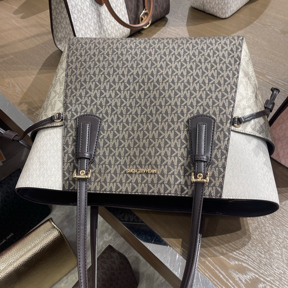 MICHAEL KORS Voyager Lg Color-Block Metallic Signature Logo EW Tote 
Brown 
NWT - Picture 3 of 16